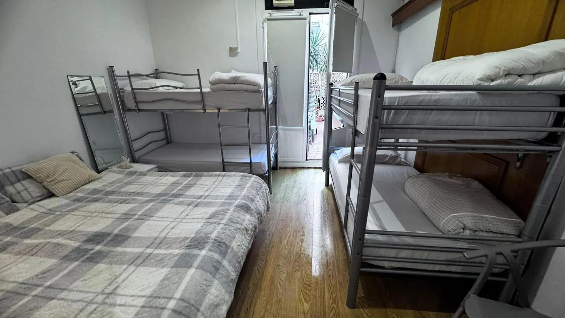 Habitacion Para Grupos Y Familias Hasta 8 Barcelona Spain