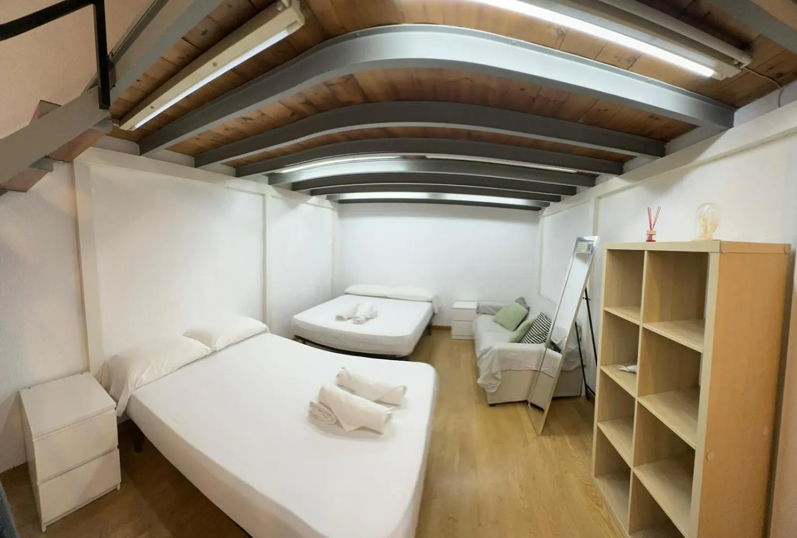 Habitacion Para Grupos Y Familias Hasta 8 Barcelona